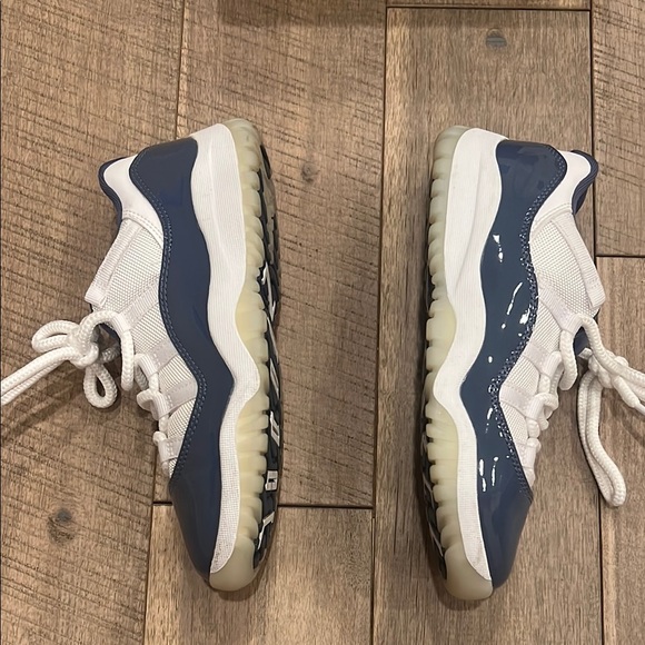 **Brand New** Nike Jordan 11  Retro 3 Y White and Midnight Navy Sneakers - Picture 4 of 5